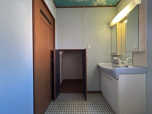 鏡裏・ボウル下に収納スペースがあり、歯ブラシ・化粧品などをすっきりと収納していただけます。