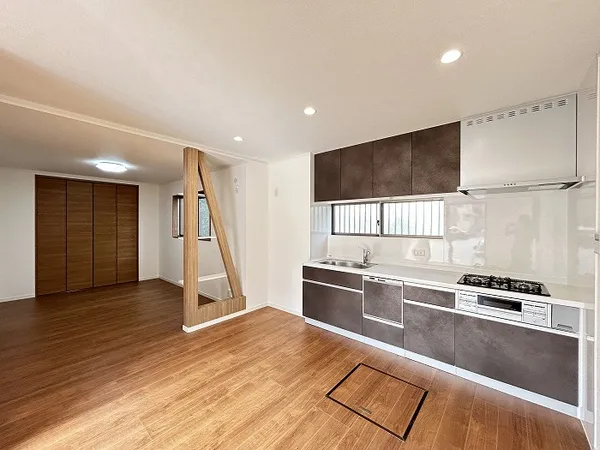 壁付けタイプのキッチンで、空間をより広く有効的にご活用いただけます。