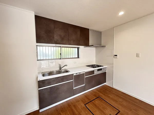 家事負担を軽減してくれる食器洗乾燥機付きです。