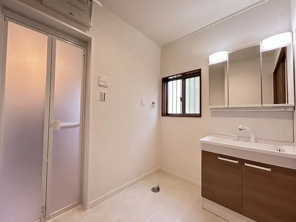 洗面台は収納豊富な三面鏡タイプです。毎日使う化粧品、ドライヤー、歯ブラシのほか掃除用品やストック用品もスッキリ収納可能。