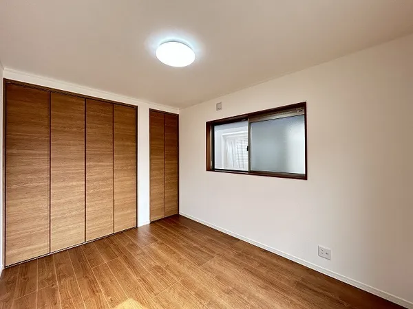 【洋室/約6帖】各洋室それぞれに収納スペースが設けられており、空間を広く有効にご活用いただけます。