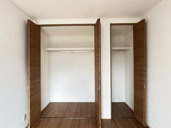 【洋室/約6帖】クローゼットがございます。