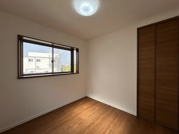 【西側洋室/約4.5帖】各洋室それぞれに収納スペースが設けられており、空間を広く有効にご活用いただけます。