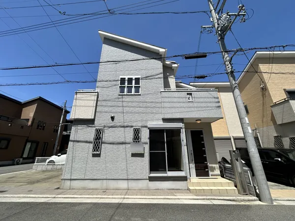 南・東向きの角地。駐車3台可能です。（車種による制限あり）