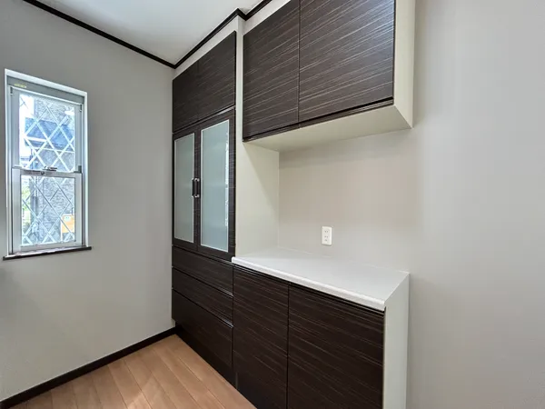 キッチン背面に食器棚がございます。