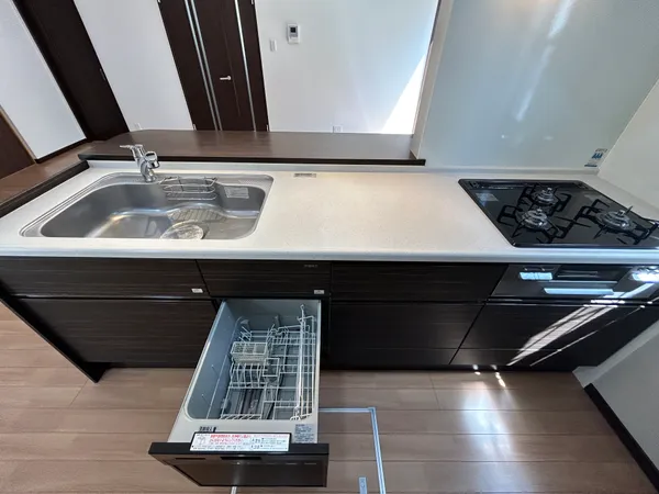 家事負担を軽減してくれる食器洗乾燥機付きです。