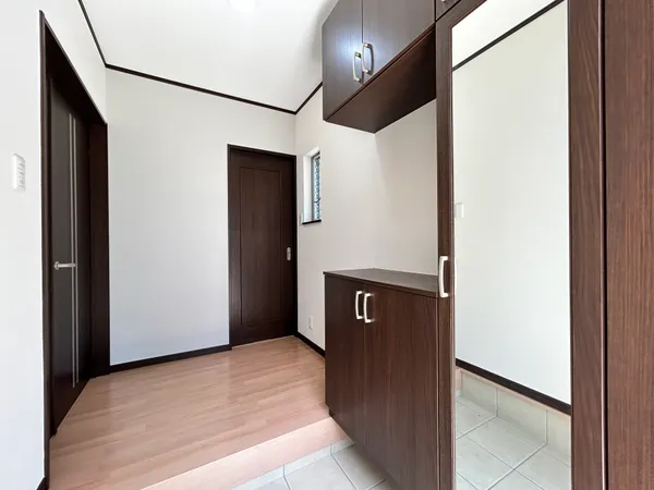 ご家族皆様の靴をすっきり片付けられる玄関収納はお掃除がしやすいフロートタイプ。