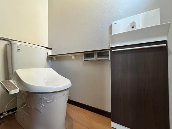 【1階トイレ】独立した手洗い器付きのトイレです。
