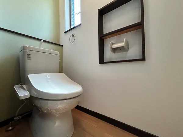 【２階トイレ】温水洗浄便座が備わっており、毎日快適にお使いいただけます。