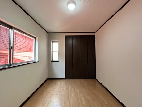 【西側洋室/約6帖】各洋室それぞれに収納スペースが設けられており、空間を広く有効にご活用いただけます。