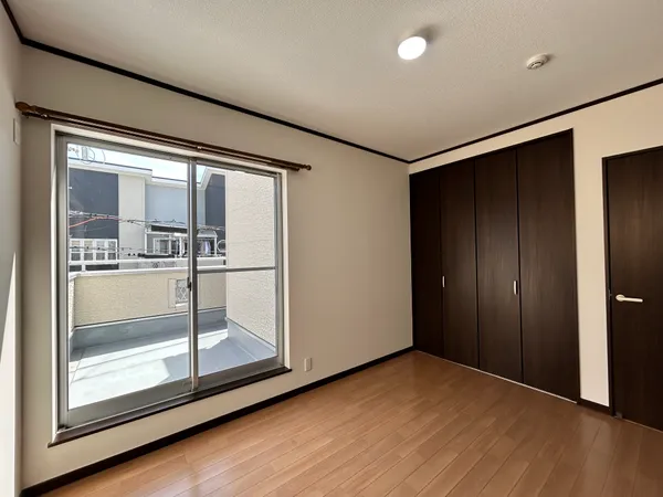 【中洋室/約6帖】各洋室それぞれに収納スペースが設けられており、空間を広く有効にご活用いただけます。