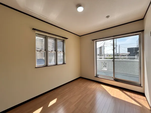 【東側洋室/約6帖】各洋室それぞれに収納スペースが設けられており、空間を広く有効にご活用いただけます。