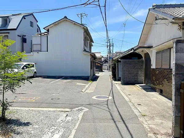 南東側が道路となり、幅員は約２．１ｍ