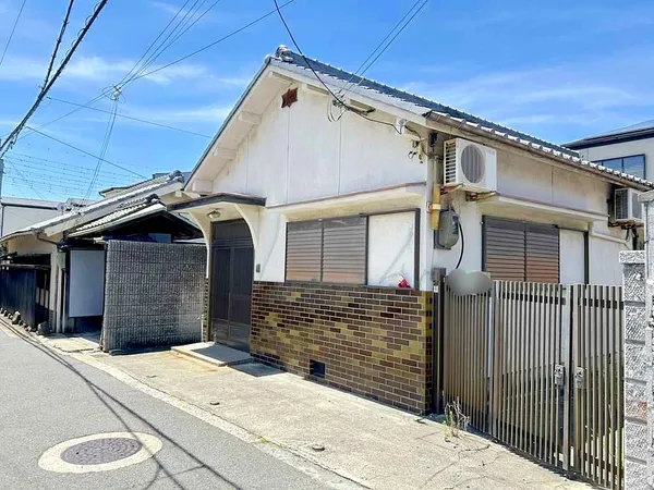 間口は約８．６ｍの敷地に２棟建物があります