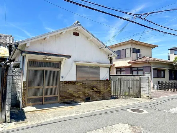 土地面積は１９５．０４平米（約５８．９９坪）で、建物が２棟あります