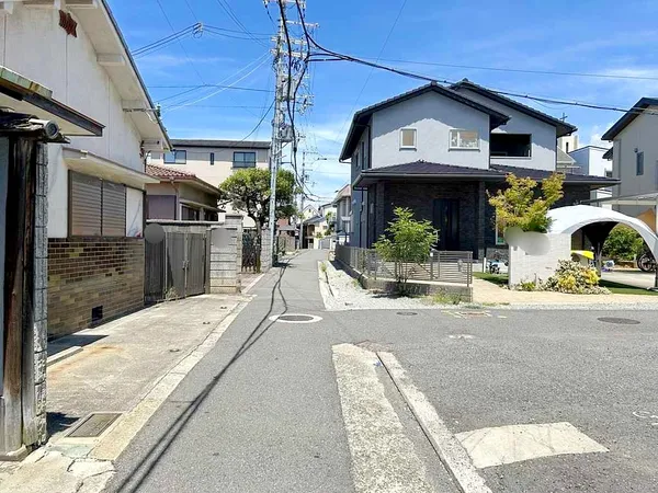 南東側が道路となり、幅員は約２．１ｍ