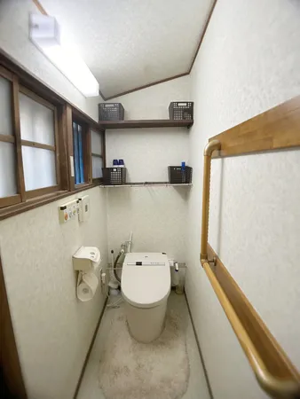 トイレ　手すりがあり使い勝手のよいトイレです室内写真の家具・照明等の調度類は価格に含まれません。