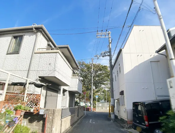 南側道路は生活道路で静かです。