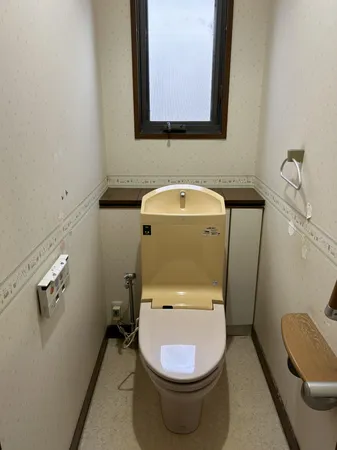 トイレ　手すりがあり清潔感が感じられるトイレです。温水洗浄便座付きで、季節を問わず快適な使い心地です。