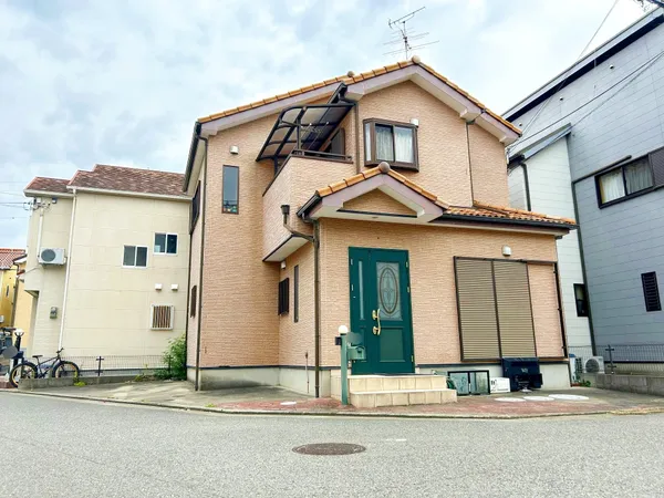 大型分譲地内の一角にあります。