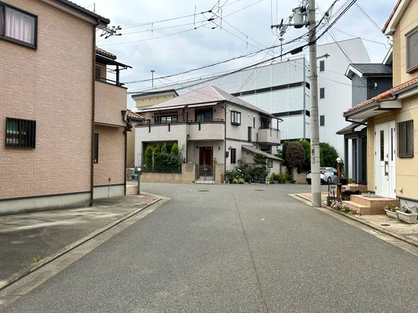 東側前面道路は幅員約6.7ｍです