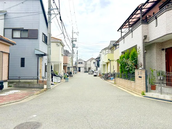 北側前面道路は幅員約6.7ｍです。