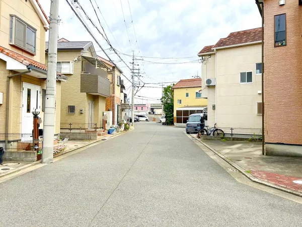東側前面道路は幅員約6.7ｍです。