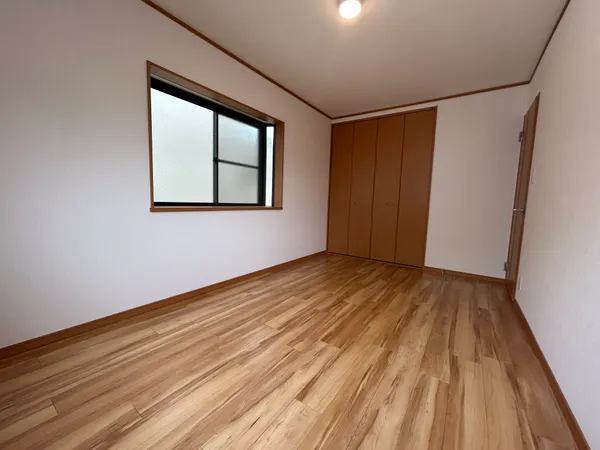 【２階洋室/約7.5帖】各洋室それぞれに収納スペースが設けられており、空間を広く有効にご活用いただけます。