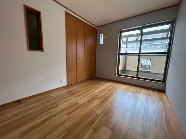 【２階南側洋室/約6帖】各洋室それぞれに収納スペースが設けられており、空間を広く有効にご活用いただけます。
