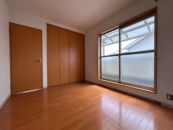 たっぷり収納できるWICが備わった洋室です。