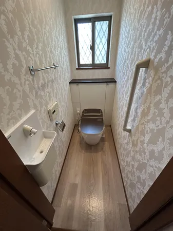 独立した手洗い器付きのトイレです。