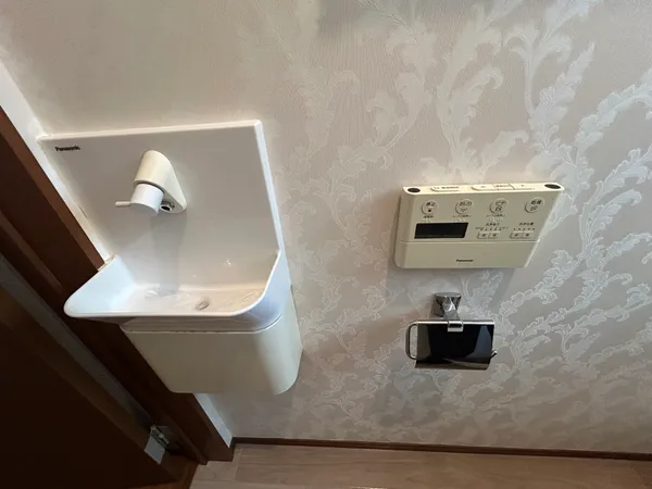 独立した手洗い器付きのトイレです。