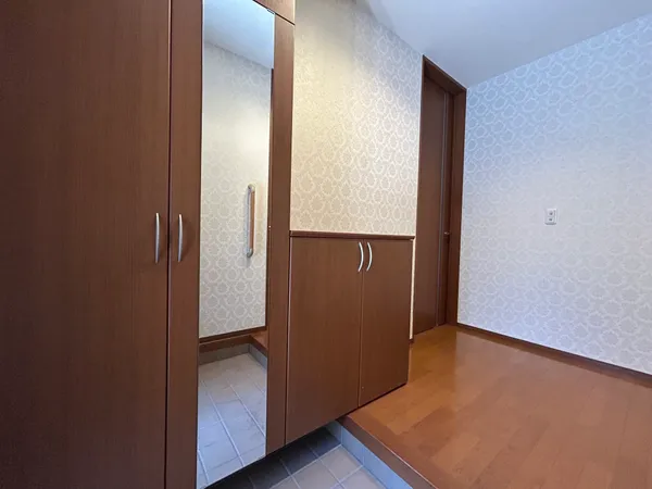 鏡でお出かけ前の身だしなみのチェックが可能です。