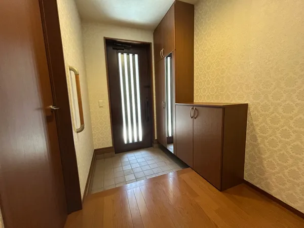 靴をたっぷり収納できる玄関収納が備えられています。