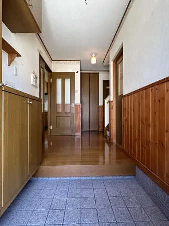 ご家族皆様の靴をすっきり片付けられる玄関収納はお掃除がしやすいフロートタイプ。