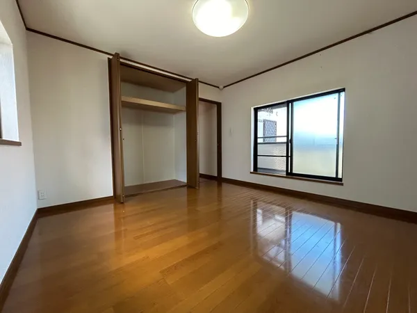 【２階洋室/約8.0帖】各洋室それぞれに収納スペースが設けられており、空間を広く有効にご活用いただけます。