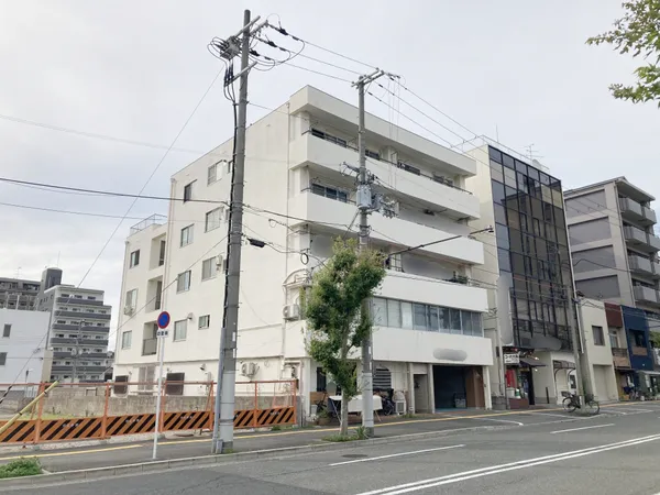 マンション外観。お問合せは担当、石川までご連絡下さい。