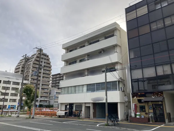 マンション外観。お問合せは担当、石川までご連絡下さい。