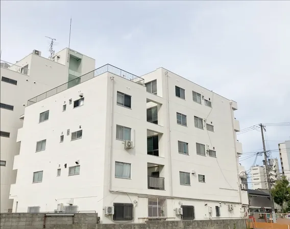 マンション外観。お問合せは担当、石川までご連絡下さい。