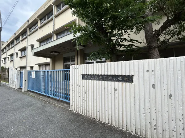 堺市立浜寺石津小学校徒歩4分。