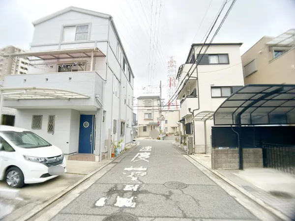 北側前面道路を含む外観