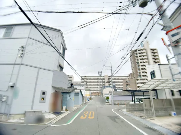 西側前面道路を含む外観