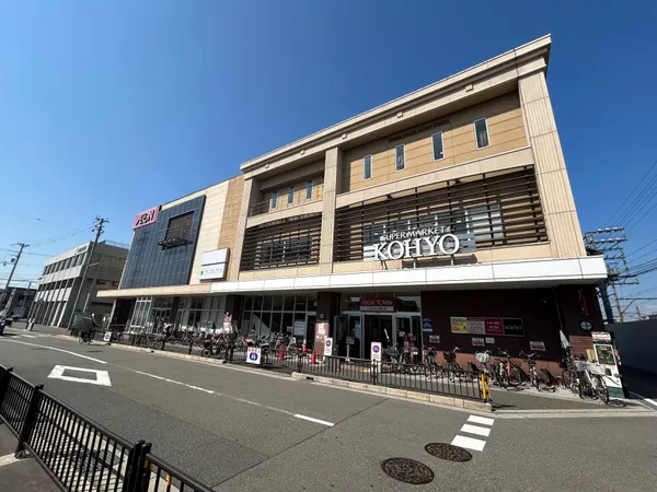 イオンタウン諏訪の森まで徒歩8分。