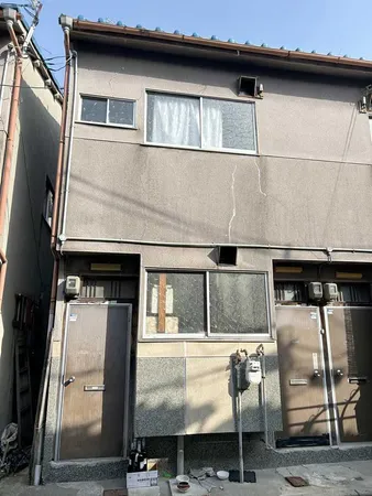 連棟式住宅の１階と２階を賃貸中です。