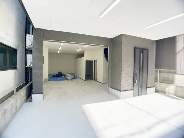 １階部分は車庫や事務所、店舗としても利用可能