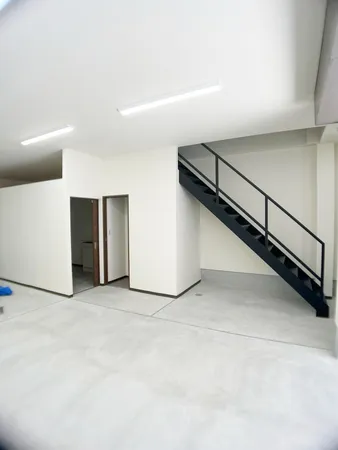 １階部分は車庫や事務所、店舗としても利用可能