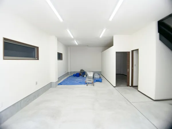 １階事務所①：約２３.７帖