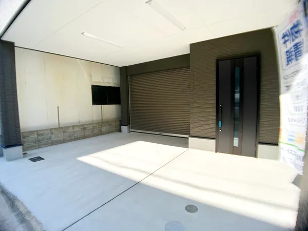 玄関前駐車場：間口が約７.０ｍございますり）