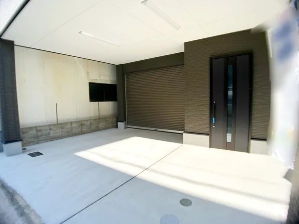 玄関前駐車場：間口が約７.０ｍございますり）