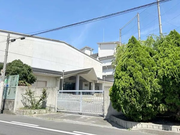 月州中学校まで徒歩9分です。